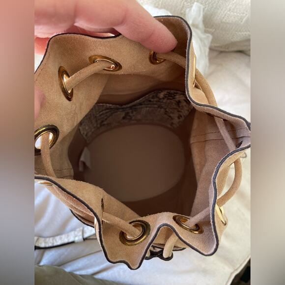 Snake Drawstring Bucket Bag - Picture 5 of 6